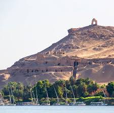 تضم جزيرة الفنتين في أسوان العديد من المعابد الأثرية، ومن أهمها معبد أسوان. Ø¨Ø§Ù„ØµÙˆØ± ØªØ¹Ø±Ù Ø¹Ù„Ù‰ Ù…Ø¹Ø§Ù„Ù… Ø§Ø³ÙˆØ§Ù† ÙˆØ§Ù„Ù†ÙˆØ¨Ø© Ø§Ù„Ø³ÙŠØ§Ø­ÙŠØ©