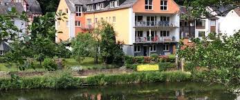 Das haus am fluss hat eine wiese (etwa 1000 qm) wo rauf ihr eure zelte aufstellen und eure lagerbauten erstellen könnt. Haus Am Fluss Pension Seminarhaus