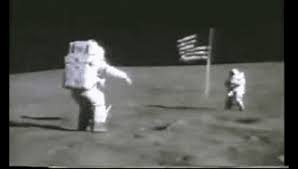 Lancé en orbite à bord du vaisseau vostok 1, il fait une fois le tour de la dès la fin 1942. Selection Anniversaire Quand L Homme Marche Sur La Lune Lire Au Havre