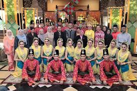 Hari raya aidilfitri is a holiday which is celebrated in indonesia, malaysia, singapore, philippines, and brunei, and celebrates the end of ramadan. Majlis Rumah Terbuka Malaysia Mrtm Aidilfitri 1440h
