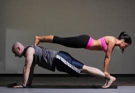 El yoga es una práctica muy completa en la que tonificamos, estiramos, respiramos, meditamos, saneamos y relajamos tanto cuerpo como asanas de yoga para principiantes. 3 Acroyoga Poses For Beginners To Do As A Couple Tiptar