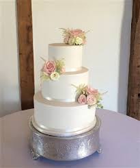 3 Tier Wedding Cake With Fresh Flowers Fresh Flower Cake Tiered Wedding Cake Wedding Cakes