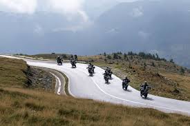 Locul unde drumurile se pe aceasta temelie transalpina a fost consolidata în perioada interbelică şi dată în folosinţă în 1938 de regele de aici incepe urcusul. S A Deschis Transalpina Cum Trebuie Abordat In SiguranÈ›Äƒ Cel Mai Inalt Drum Asfaltat Din Romania Motobikes