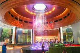 One woman had to have her. Etats Unis Quand Une Riche Tribu Inaugure Un Immense Hotel En Forme De Guitare