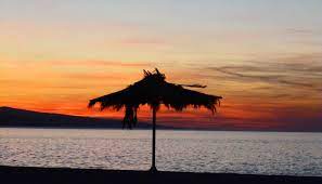 Von den stühlen der bar aus reichen die beine beinahe ins meer. Strand Im Sonnenuntergang In Kroatien Kroatien Liebe