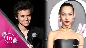 Simone biles größe, vermögen, eltern, freund, mutter, familie, wiki das sprichwort, beurteilen sie ein buch nicht nach seinem einbandgerechtigkeit für die talentierte kunstturnerin simone biles. Harry Styles Verliebt Ist Das Seine Neue Freundin Youtube