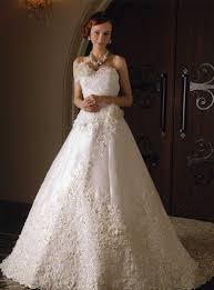 Anche con abiti da sposa semplici ma comunque sempre eleganti sarà possibile giocare con gli accessori giusti. Abito Da Sposa Romantico Per Matrimonio In Chiesa Con Corpetto Drappeggiato Ed Elegante Scollo A Cuore Sposamore