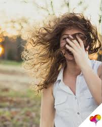 Mittellange frisuren sehen bei männern immer gut aus. Frisuren Fur Lockige Haare 4 Mal Inspiration Fur Den Alltag Und Besondere Anlasse