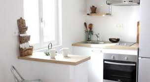 Une petite cuisine qui exploite judicieusement l'espace du sol au plafond pour optimiser les espaces de rangement tout en apportant une impression de hauteur. Petite Cuisine Ouverte 12 Erreurs Deco A Eviter Pour L Amenager