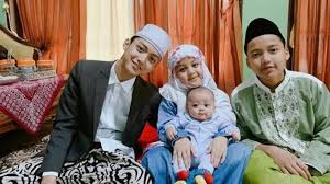 • persoalan tentang dosa besar muncul, yakni apa hakiakat dan bagaimana hukum orang yang mengerjakan sesuatu. Biodata Gus Azmi Askandar Dan Keluarga Broonet