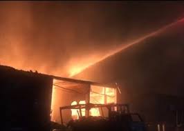 Las autoridades señalan que hay indicios de que el fuego se inició deliberadamente, pero las causas. Incendio Cinco Heridos Deja Incendio En Parcelacion Industrial En Via Cali Candelaria Regiones W Radio Colombia