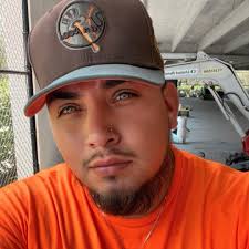 Who can replace a broken white vinyl fence gate in Apopka?