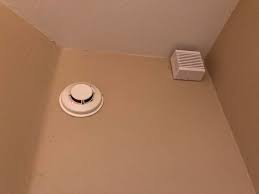 If you use this spacing of 15' from two walls the distance from the corner would be 21'. Is This Some Sort Of Detector What Is The Box This Doesn T Look Like My Smoke Detectors Throughout My House Whatisit