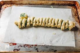 Spinach artichoke dip + flaky puff pastry + festive af design = a christmas masterpiece. How To Make Spinach Dip Christmas Tree Munchkin Time
