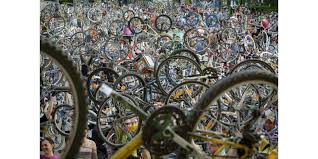 Waren es anfangs aber nur ein paar dutzend, fährt seit diesem jahr eine rekordzahl an teilnehmenden mit. Critical Mass Polizei In Zurich Bittet Um Rucksichtnahme