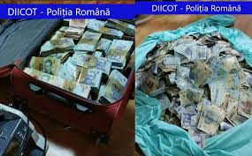 Drogurile sunt substanțe chimice care, odată consumate, schimbă modul în care corpul tău funcționează și au efecte asupra modului în care te când introduci un drog în corp, fie că e înghițit, inhalat sau injectat, acesta intră în sânge și se duce în tot organismul. Video Suma Uriasa Gasita De Diicot In Casa Unui Traficant De Droguri Din Bucuresti Banii Erau Tinuti Intr O Valiza Si Intr Un Sac Mobile