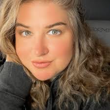 Geraldine Beal's Instagram, Twitter & Facebook