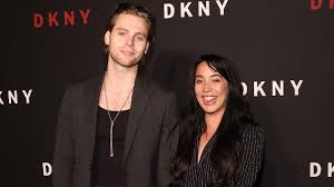 On tuesday, june 8, the aussie pop rock band's lead singer, luke hemmings , announced he's engaged to longtime girlfriend and the x factor winner sierra deaton. Rffcz9cgrqfhfm