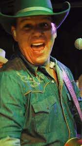 Me and @mick_conaghan_73 made a new freind tonight when we got to talking  with the great Fred Brophy 🥊What a bloody fantastic fella! #prizefighters  #showman #boxingtroupe #isarodeo #isahotel #ctc #countrysinger  #bestjobieverhad #giglife #