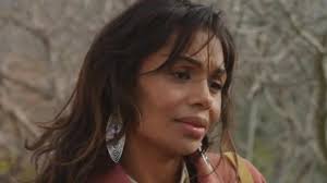 Il s'agit d'un jeu d'aventure dans lequel vous incarnez chloé, une amie de ninon chargée de couvrir pour le journal la dépêche marseillaise une affaire de tableau volé au bar du mistral. Les Boucles D Oreilles En Metal Argente De Carole Leconte Lani Sogoyou Dans Plus Belle La Vie S14e3525 Spotern