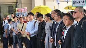 寒蟬效應下，港人陷入失語，自言曾走過多條黑暗隧道的戴耀廷，選擇以「拉撒路計劃」栽種希望，在盡處點起一絲燭光。 他計劃發起全港性商討日，參考新加坡政府八 國安法推出下，不擔心因此被捕嗎？ 「商討咋喎⋯⋯我坐低一齊畫幅畫咋嘛，其實小朋友都做㗎。 」戴耀廷瞪大雙眼，道：「我哋冇推翻佢. é¦™æ¸¯å ä¸­ä¹å­å…¨éƒ¨ç½ªæˆåˆ'æœŸæœ€é«˜16ä¸ªæœˆ å¾·å›½ä¹‹å£°æ¥è‡ªå¾·å›½ä»‹ç»å¾·å›½ Dw 09 04 2019