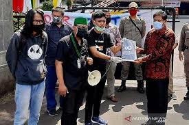 Selain menjual sol sepatu karet kami juga menerima pemesanan sol sepatu karet dengan desain untuk pemesanan sol sepatu karet silakan datang langsung ke workshop produksi sol sepatu karet. Mahasiswa Dan Warga Purwokerto Berunjuk Rasa Menolak Omnibus Law Antara News