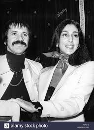 Ron galella/getty images cher wore what is possibly one of the most famous dresses of all time at the 1974 met gala, jessica booth at redbook wrote in 2019. Sonny Bono Cher 70 S Stockfotografie Alamy