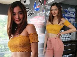 Una niyang try sa food business ay ang pagluluto niya ng adobo based sa sarili niyang personal na timpla at ibebenta sa mga kaibigan. Look Kris Bernal Welcomes The Press To Her New Restaurant