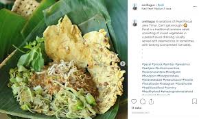 Enaknya makan disini harganya murah bro, tidak menguras. Warung Sego Pecel Mbok Sarti Banyuwangi Regency East Java Banyuwangi Merdeka Com Nasi Pecel Super Pedas Dan Rempeyek Ombo Milik Mbok Sarti Anggarabagian Depan Warung Mbok Yem Yang Terletak Di