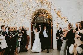 Ziel des spalier stehens ist eine besondere form der ehrerbietung. Spalier Stehen An Der Hochzeit Die Kreativsten Ideen Fur Diesen Brauch Spalier Hochzeit Hochzeitsfoto Idee Spalier Stehen
