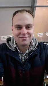 Vies kereltje probeert stiekem upskirt foto's te maken maar wordt betrapt...