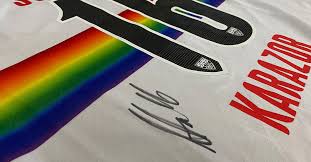 Ich verkaufe hier ein echtes sammlerstück. Signiertes Vfb Sonderoutfit Von Karazor