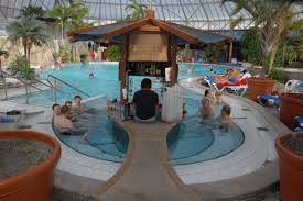 Therme erding is located on the outskirts of munich, and is a short taxi ride or drive from munich airport, it's easily accessible by regional rail (s2 to altenerding) from central munich. Datei Therme Erding Poolbar Jpg Wikipedia