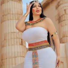 قالت سلمى الشيمي، المعروفة بـ«فتاة فوتوسيشن هرم سقارة»، إنها قامت بالتصوير أمام الهرم بغرض وكانت «الشيمي» أثارت الجدل في الفترة الأخيرة بعد خضوعها لجلسة تصوير. ÙŠÙ„Ø§ Ø®Ø¨Ø± Ù„Ù† ØªØµØ¯Ù‚ Ø´ÙƒÙ„Ù‡Ø§ ØµÙˆØ±Ø© Ø³Ù„Ù…Ù‰ Ø§Ù„Ø´ÙŠÙ…ÙŠ Ø¨Ø§Ù„Ø­Ø¬Ø§Ø¨ Ù‚Ø¨Ù„ Ø¹Ù…Ù„ÙŠØ§Øª Ø§Ù„ØªØ¬Ù…ÙŠÙ„ ÙŠÙ„Ø§ Ø®Ø¨Ø±