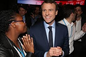 Le mythe du révolutionnaire antitsystème macron s'effondre. Macron Et Mes Fesses Les Gaffes S Enchainent A L Elysee