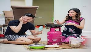 Dory harsa dan nella kharisma resmi menikah pada 15 agustus 2020 lalu. Masak Untuk Sahur Warganet Bingung Agama Dory Dan Nella Kharisma Dailyklik Id
