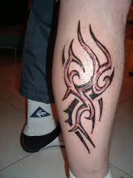 Tant les hommes que les femmes optent pour les tatouages situés sur la jambe. Tribal Sur Le Mollet Blog De Tatoo Design Tribal