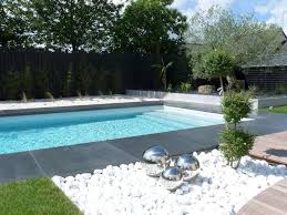 Galets Blancs Et Composition Artistique Amenagement Jardin Deco Jardin Terrasse Piscine