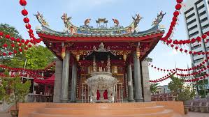 Kuching company are equipped with insurance policies for protection against any unfortunate incidents, proper licenses, independent warehouses, professional repacking services, and many more features that make them stand unique. Private Kuching City Tour