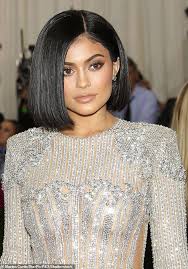 kylie jenner s makeup artist reveals top tips for glowing skin short hair styles kylie jenner haircut hot beauty