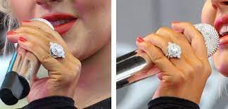 The Close Up Look At Christina Aguilera S Engagement Ring We Ve Been Waiting For Celebrity Engagement Rings Engagement Ring Wedding Band Engagement Ring Photos