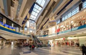 Centrul comercial sun plaza, aflat in constructie in piata sudului din bucuresti, va fi de luna viitoare cel mai mare mall de pe piata locala, cu o suprafata inchiriabila de 80.000 de metri patrati.''planul privind lansarea sun plaza in februarie este reconfirmat si ramane in picioare. PanicÄ La Un Mall Din Bucuresti ClienÅ£ii Au Evacuat Centrul Comercial De UrgenÅ£Ä