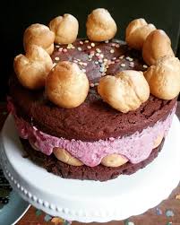 So einfach kannst du das beliebte gebäck selber machen. Tyfe Windbeutel Torte Mit Himbeersahne