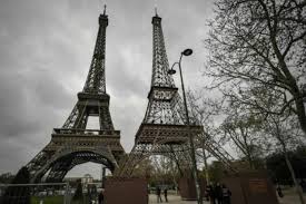 Eiffel Tower Paris: Why are there two in Paris this month? | Marca