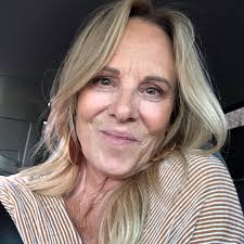 What size and scent options are best for a tallow sugar scrub product?