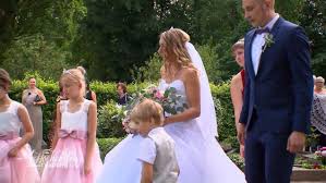Check spelling or type a new query. 4 Hochzeiten Und Eine Traumreise Braut Trauert Am Grab Ihrer Mutter