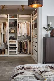Den kleiderschrank aufzuräumen, ist für viele eine recht unliebsame aufgabe. Ordnung Im Kleiderschrank 7 Tipps Die Euch Beim Aufraumen Und Organisieren Helfen Glamour