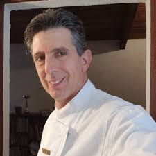 el 21 de agosto de hace 28 años comencé muy patojo a trabajar en CSD ,  increíble , una vida de trabajo , aprendizaje , maduración como cocinero ,  muchas caídas y