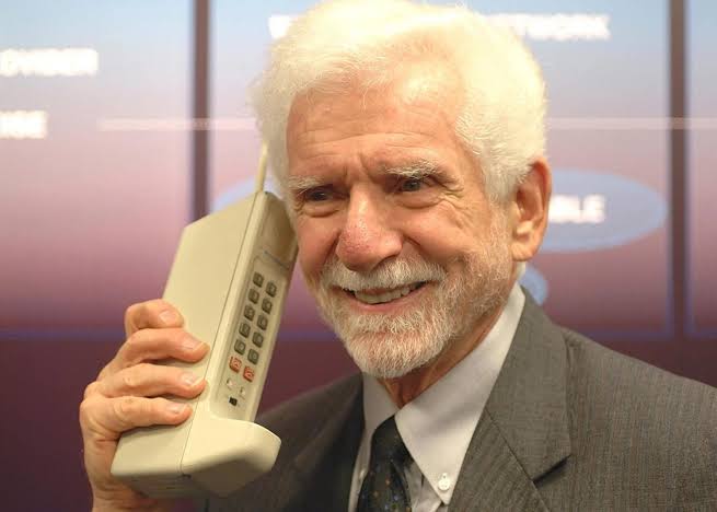 Martin Cooper sosteniendo el primer celular Motorola DynaTAC