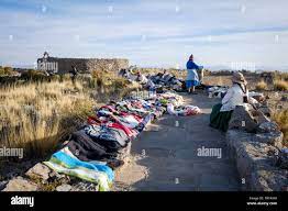 Gepflasterte Straße zu Pachamama oder Mutter Erde Tempel mit Einige  Straßenhändler verkaufen Kunsthandwerk auf dem Weg, Amantani, Puno, Peru  Stockfotografie - Alamy